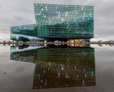 Reykjavik, İzlanda 'daki Harpa Konser Salonu' nun ön manzarası 