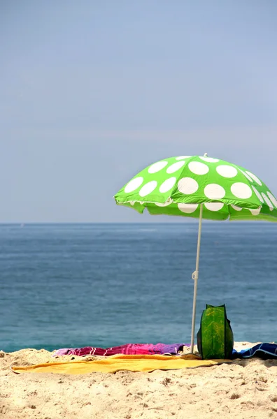 Roliga gröna solen ubrella på stranden — Stockfoto