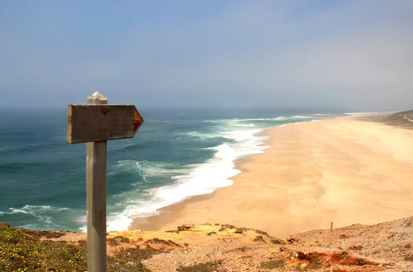 Océano olas y playa vacía — Foto de Stock