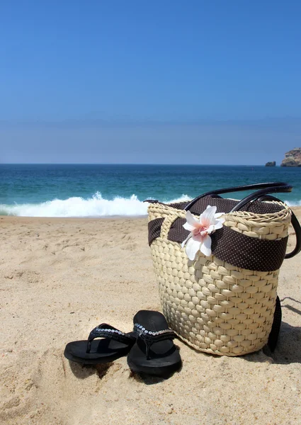 Seacoast, geantă de plajă cu paie și flip-flops — Fotografie, imagine de stoc