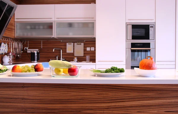 Obst und Gemüse in der gut ausgestatteten modernen Küche — Stockfoto