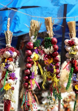 soğan, sarımsak, otlar, baharatlar, lavanta, el yapımı çiçek buketleri