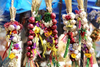 soğan, sarımsak, otlar, baharatlar, lavanta, el yapımı çiçek buketleri