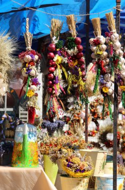 soğan, sarımsak, otlar, baharatlar, lavanta, el yapımı çiçek buketleri