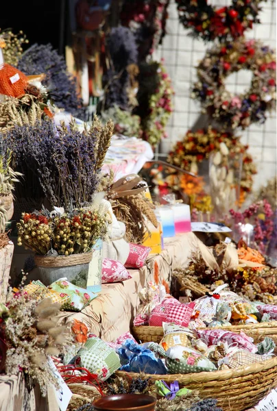 Ervas, especiarias, lavanda, buquês de flores artesanais e legumes — Fotografia de Stock