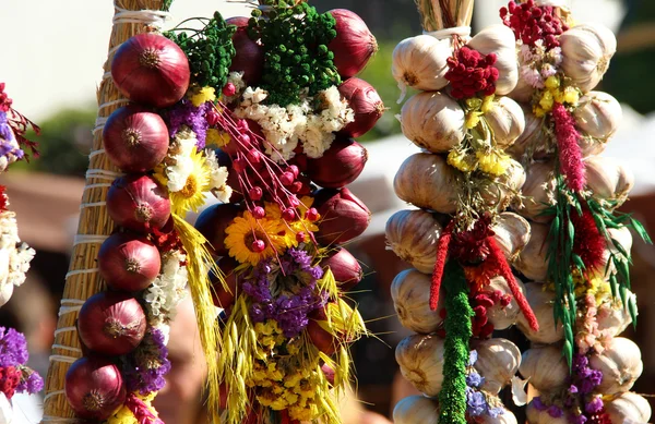 Cebola, alho, ervas, especiarias, lavanda, buquês de flores artesanais — Fotografia de Stock