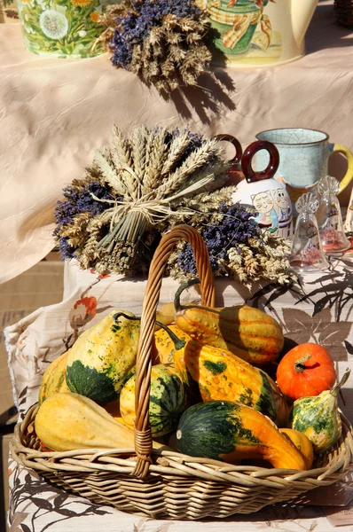 Ervas, especiarias, lavanda, buquês de flores artesanais e legumes — Fotografia de Stock
