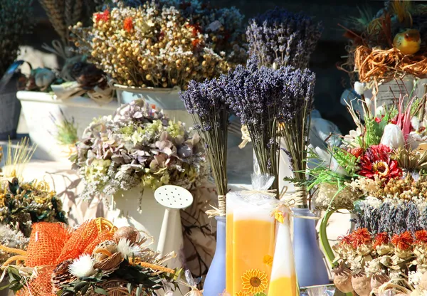 Naturliga souvenirer: lavendel, örter, boquets, kryddor, aromatiska pi — Stockfoto