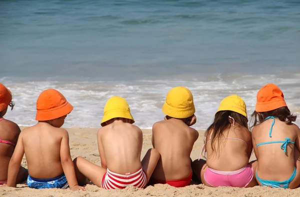 Bambini carini sulla spiaggia — Foto Stock