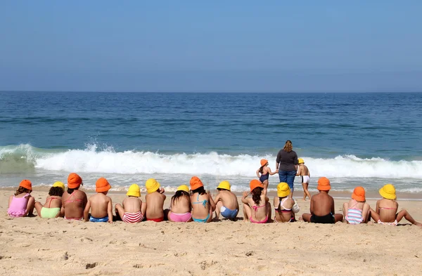 Lindos niños en la playa — Foto de Stock
