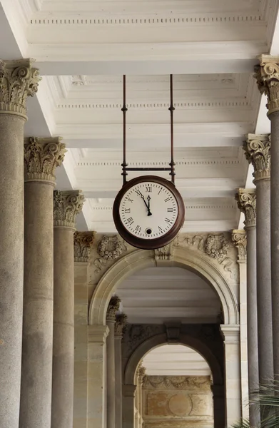 Typical colonnade in Karlovy Vary — Stock Photo, Image