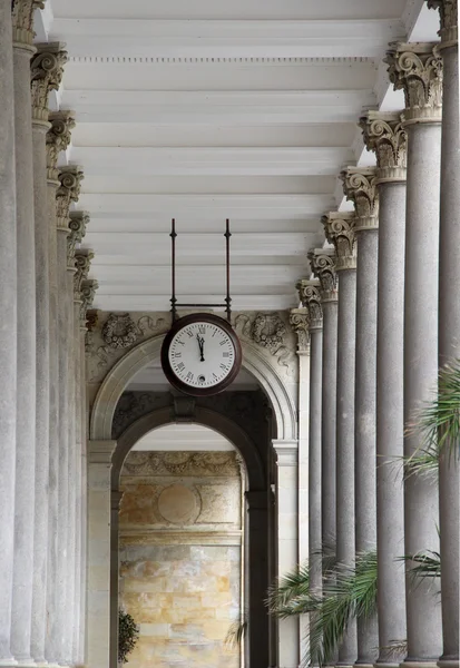 Typiska colonnade i karlovy vary — Stockfoto