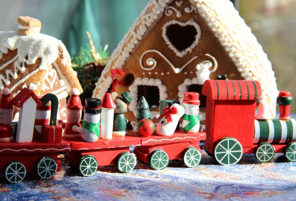 Navidad horneado dulces casas y tren rojo — Foto de Stock