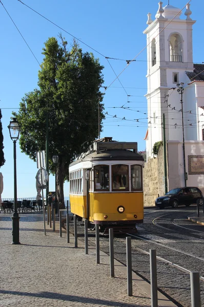 Lisabon žlutá tramvaj, — Stock fotografie