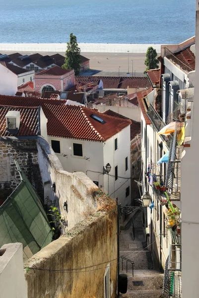 Rua de Lisboa e casas típicas de Alfama — Fotografia de Stock