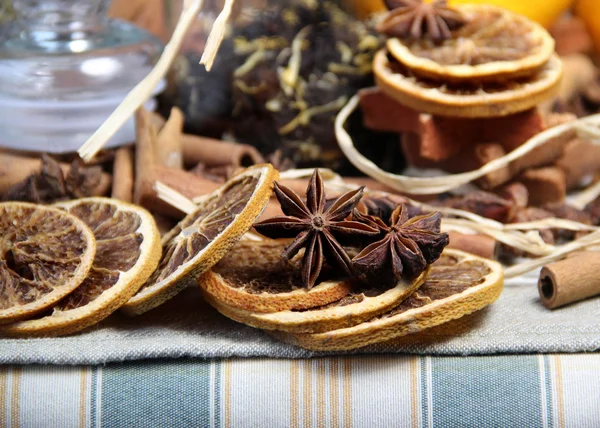 Vela, paus de canela e laranja seca — Fotografia de Stock