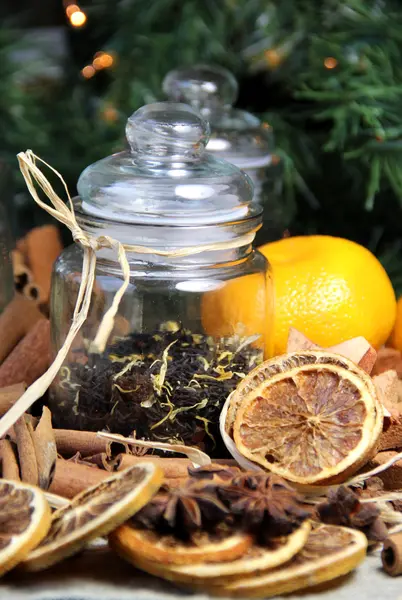 Vela, paus de canela e laranja seca — Fotografia de Stock