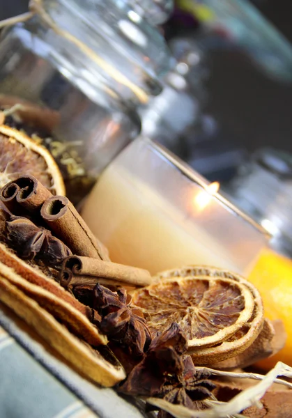 Vela, palitos de canela y naranja seca —  Fotos de Stock