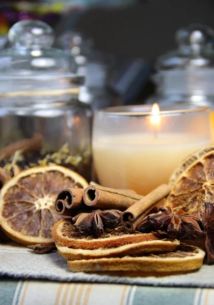 Svíčky, tyčinky skořice a suché oranžová — Stock fotografie