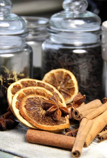 Čaj, skořice hole a suché oranžová — Stock fotografie