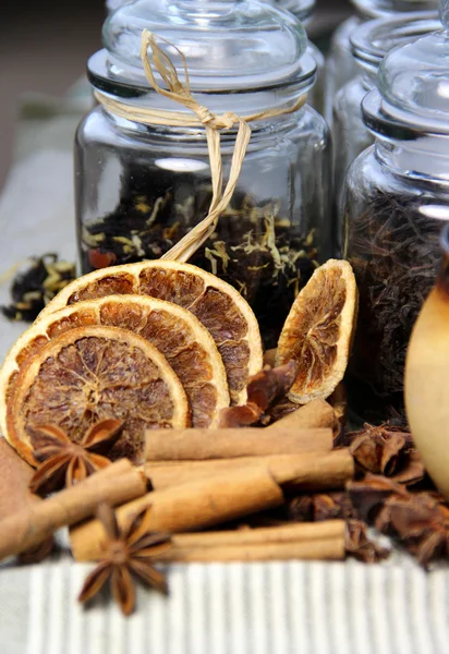 Te, kanelstänger och torr orange — Stockfoto