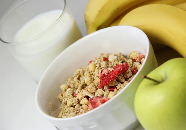 Здоровий сніданок: мюслі та фрукти — стокове фото