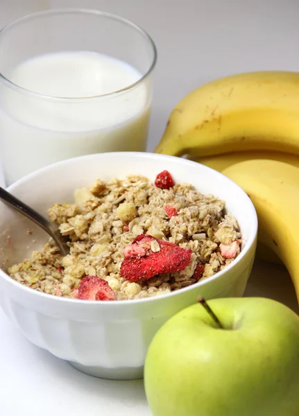 Здоровий сніданок: мюслі та фрукти — стокове фото