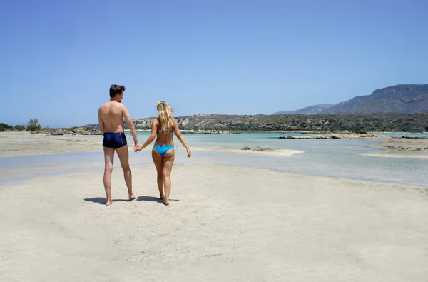 Young happy couple on the beach — Stock Photo, Image