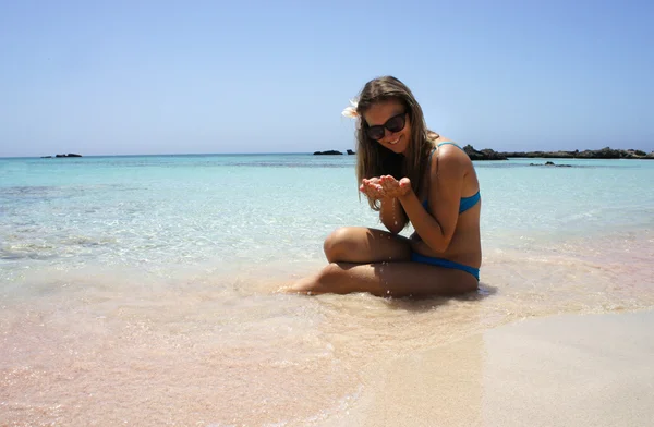 Jeune femme sur la plage — Photo