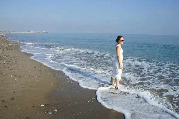 Junge Frau am Strand — Stockfoto