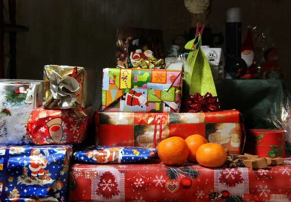 Regalos de Navidad y el árbol de Navidad — Stockfoto