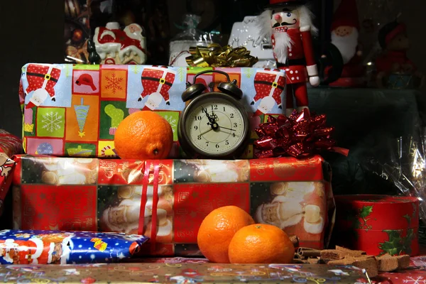 Presentes de Natal e árvore de Natal — Fotografia de Stock