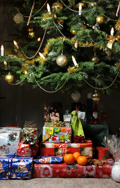 Cadeaux de Noël et arbre de Noël — Photo