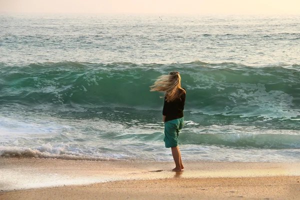 Mujer en la playa del atardecer — Foto de Stock