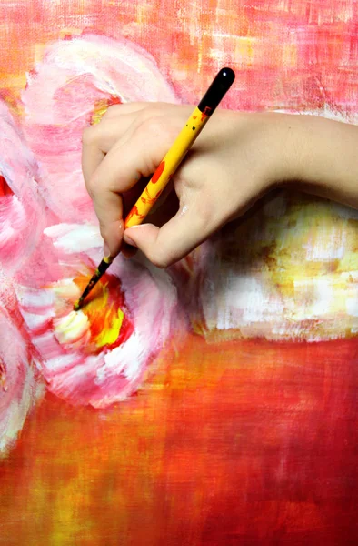 Artista pinta seu quadro — Fotografia de Stock