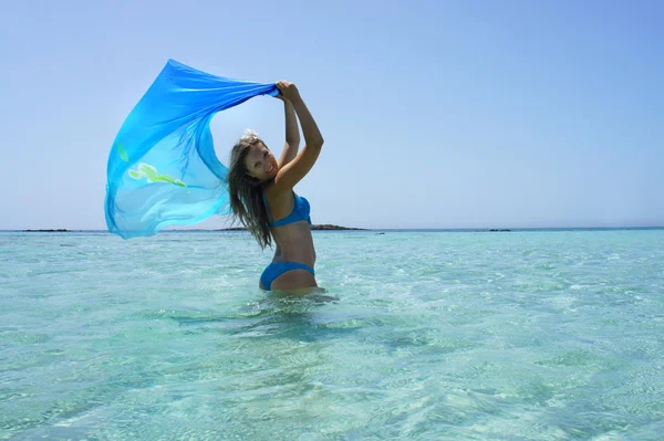 Jovem mulher bonita e mar azul — Fotografia de Stock