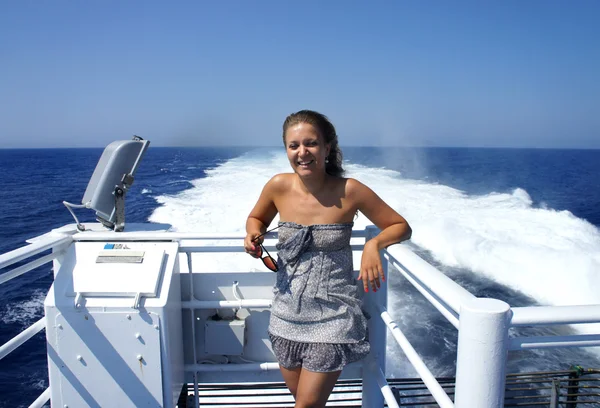 Mladá žena na jachtě — Stock fotografie