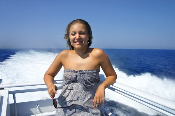 Jeune femme sur le yacht — Photo