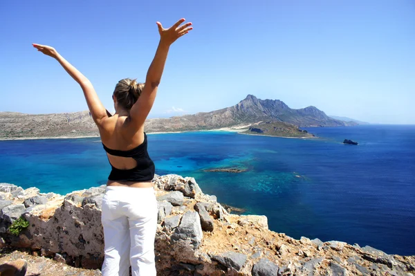 Joven mujer feliz en Gramvousa, Grecia — Foto de Stock