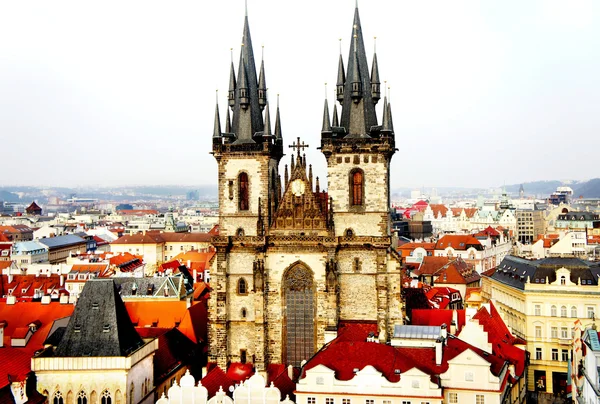 Belle vue sur Prague et l'église Tyn — Photo