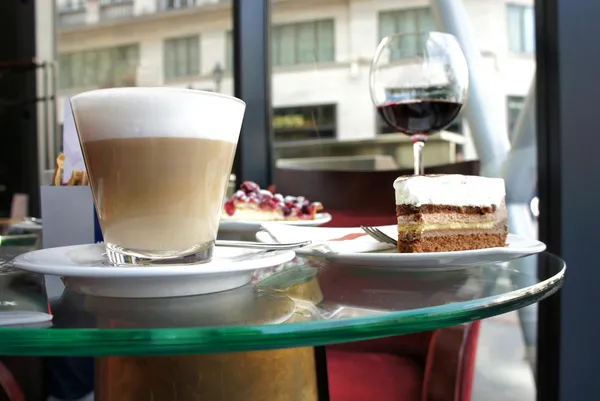 Latte e tiramisu em café parisiense — Fotografia de Stock