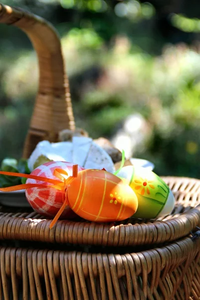 Πάσχα χρωματιστά αυγά και καλάθι — Φωτογραφία Αρχείου