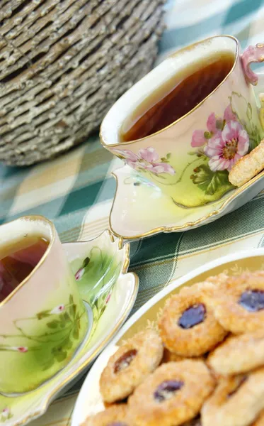 Serviço de chá antigo bonito em estilo secessão com biscoitos — Fotografia de Stock