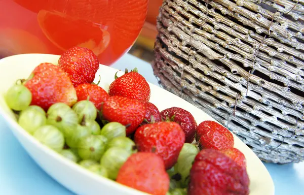 Літні фрукти та напої — стокове фото