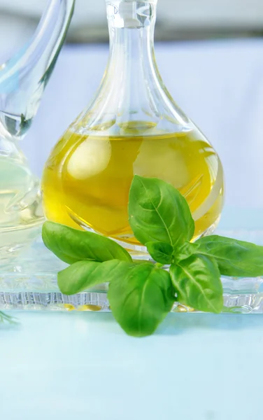 Olive oil, vinegar and basil — Stock Photo, Image