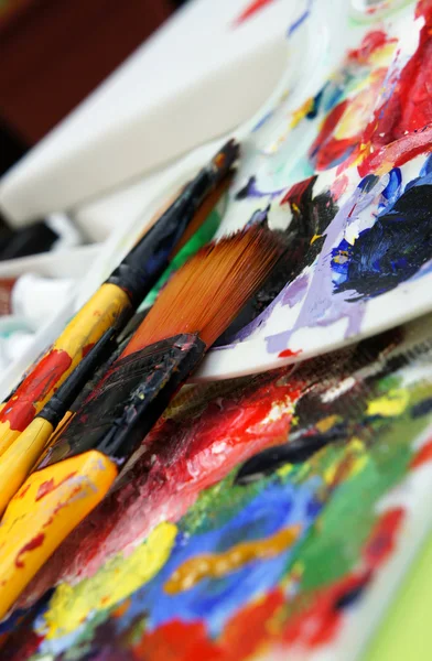 Art palette and paintbrushes — Stock Photo, Image