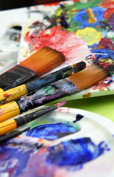 Art palette and paintbrushes — Stock Photo, Image