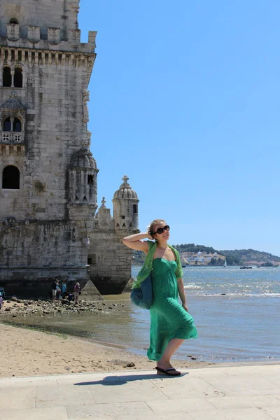 Mladá žena a Belémská věž v Lisabonu — Stock fotografie