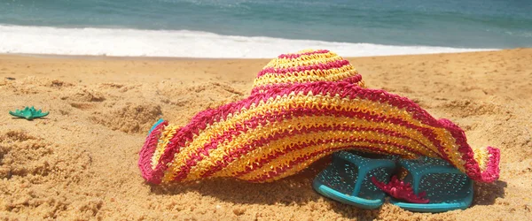 Seacoast and straw pink hat — Stock Photo, Image