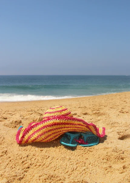 Seacoast and straw pink hat — Stock Photo, Image